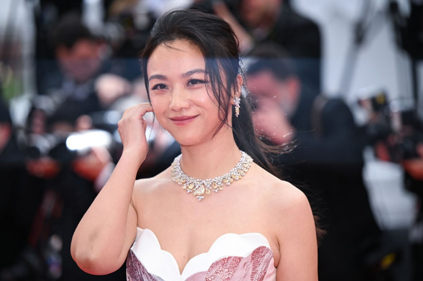 Thang Duy biến hoá xuất sắc với 2 phong cách đối lập tại LHP Cannes - Ảnh 4. Thang Duy biến hoá xuất sắc với 2 phong cách đối lập tại LHP Cannes - Ảnh 4.