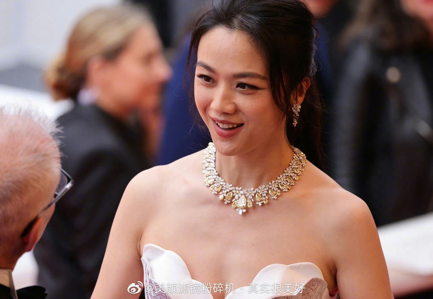 Thang Duy biến hoá xuất sắc với 2 phong cách đối lập tại LHP Cannes - Ảnh 3. Thang Duy biến hoá xuất sắc với 2 phong cách đối lập tại LHP Cannes - Ảnh 3.