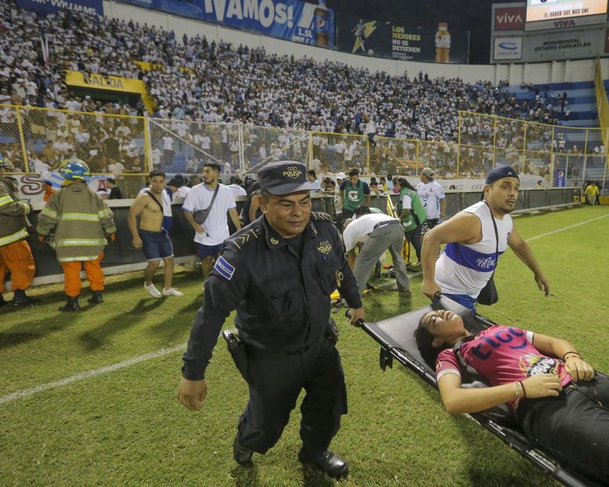 Giẫm đạp gây thương vong do chen lấn xem bóng đá - Ảnh 1.