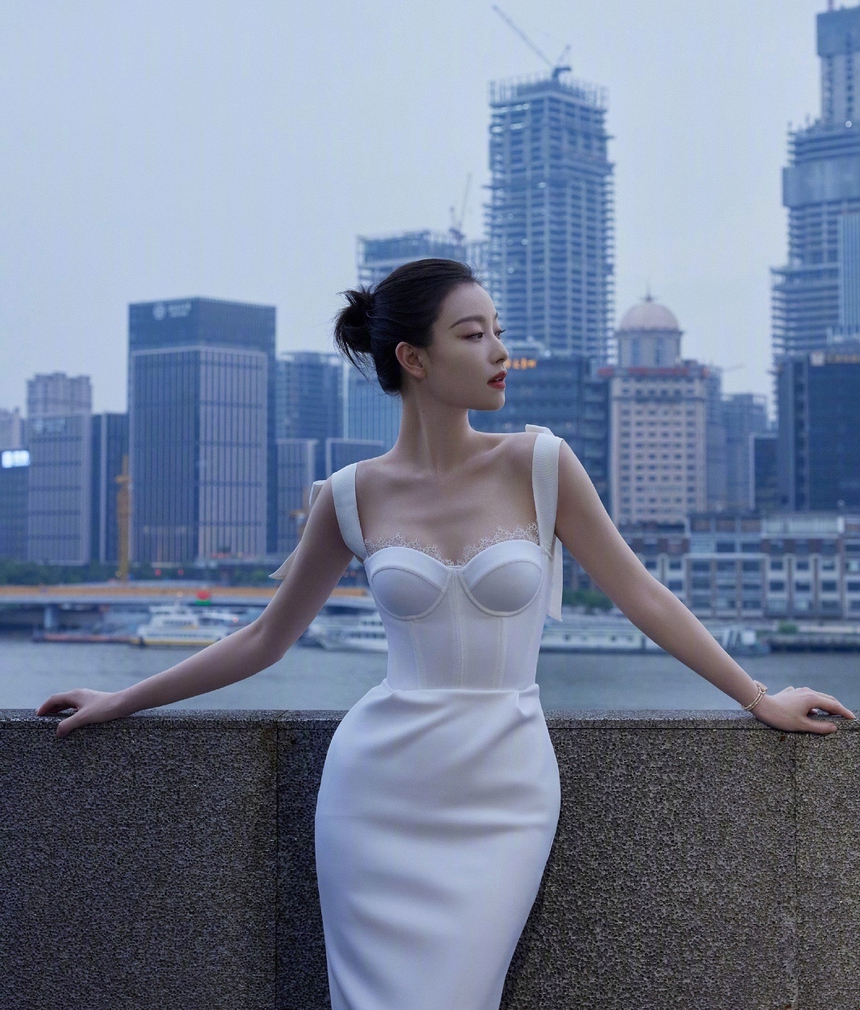 Đoàn làm phim của Nghê Ni gặp tai nạn nghiêm trọng - Ảnh 2.