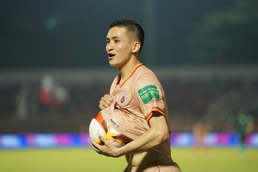 Văn Trung ấn định tỉ số 5-3 cho CAHN với cú sút chìm hiểm hóc