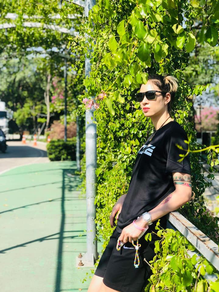 Ít người biết rằng, để có thể tiếp tục theo đuổi sự nghiệp bóng chuyền đỉnh cao, Đinh Thị Trà Giang đã phải vượt qua rất nhiều khó khăn, trong đó có việc phải thường xuyên uống thuốc để duy trì sức khỏe ổn định. "Tỉnh dậy thấy sức khỏe mình vẫn ổn, mỗi tội do công việc nên đau này đau kia. bây giờ thấy nó bình thường. “16 năm chơi bóng chuyền thì không biết đã bao nhiêu năm đau ốm, thuốc này thuốc kia triền miên, mở mắt ngày nào cũng duy trì thuốc để sức khỏe ổn định”, phụ công cao 1m82, bật đà 2m89 và bật chắn 2m82 từng chia sẻ trên trang cá nhân như vậy. Ít người biết rằng, để có thể tiếp tục theo đuổi sự nghiệp bóng chuyền đỉnh cao, Đinh Thị Trà Giang đã phải vượt qua rất nhiều khó khăn, trong đó có việc phải thường xuyên uống thuốc để duy trì sức khỏe ổn định. "Tỉnh dậy thấy sức khỏe mình vẫn ổn, mỗi tội do công việc nên đau này đau kia. bây giờ thấy nó bình thường. “16 năm chơi bóng chuyền thì không biết đã bao nhiêu năm đau ốm, thuốc này thuốc kia triền miên, mở mắt ngày nào cũng duy trì thuốc để sức khỏe ổn định”, phụ công cao 1m82, bật đà 2m89 và bật chắn 2m82 từng chia sẻ trên trang cá nhân như vậy.