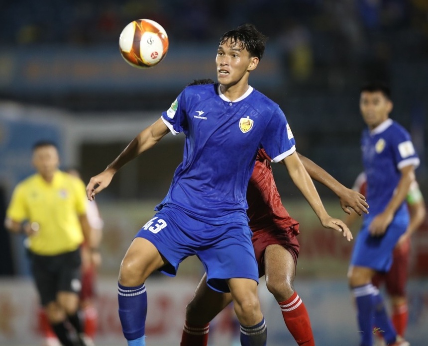 Trung vệ cao 1m87 Lê Văn Hưng tỏa sáng ở giải hạng Nhất Quốc Gia