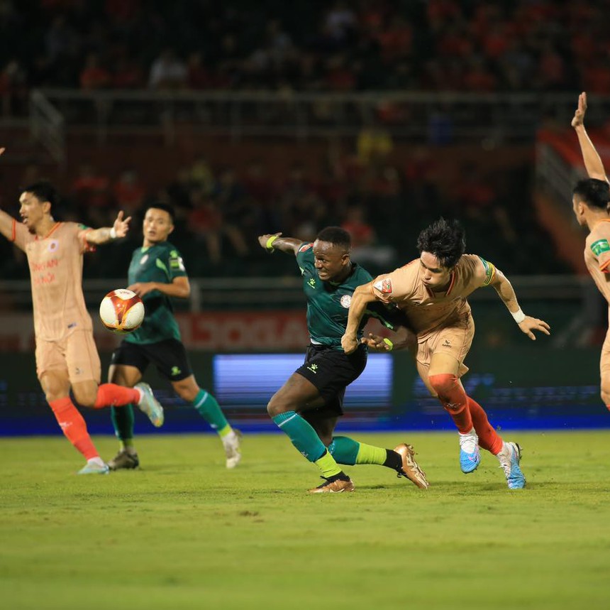 HLV Vũ Tiến Thành: "Tôi rất chán! 2 trận thua 10 bàn thì khó chấp nhận được" - Ảnh 2. HLV Vũ Tiến Thành: "Tôi rất chán! 2 trận thua 10 bàn thì khó chấp nhận được" - Ảnh 2.