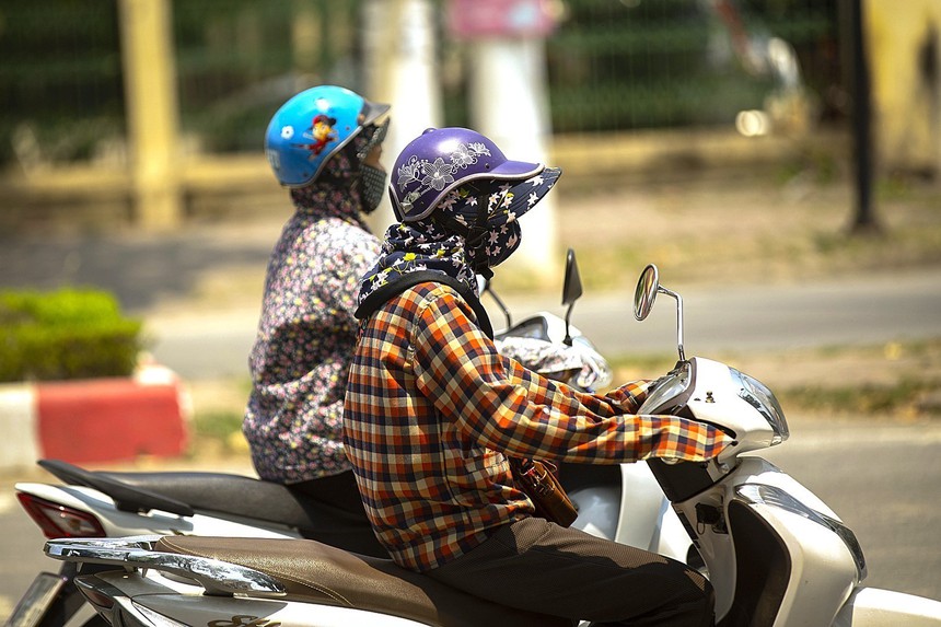 Nắng nóng gay gắt, nhiều khu vực trên 38 độ C - Ảnh 1. Nắng nóng gay gắt, nhiều khu vực trên 38 độ C - Ảnh 1.