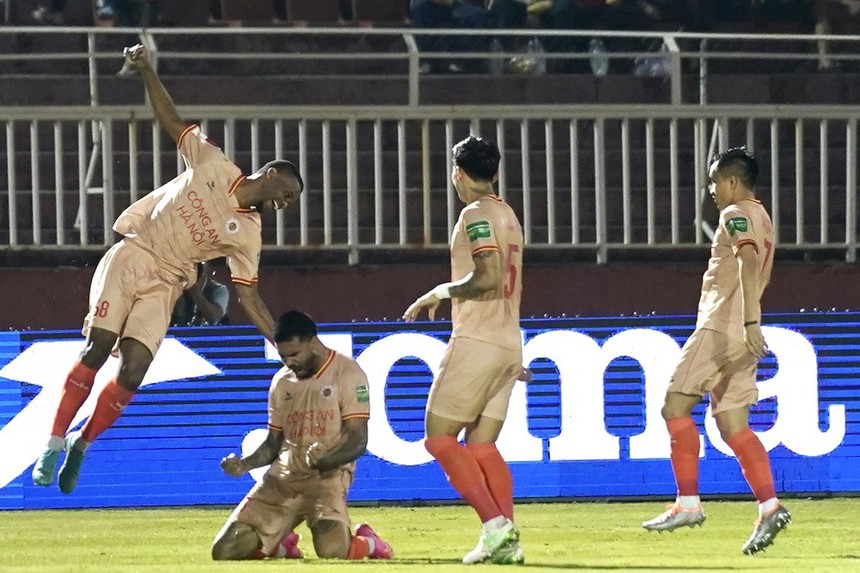 Văn Thanh rực sáng, CAHN thắng đậm TPHCM, vươn lên vị trí thứ 2 trên BXH V-League - Ảnh 1.