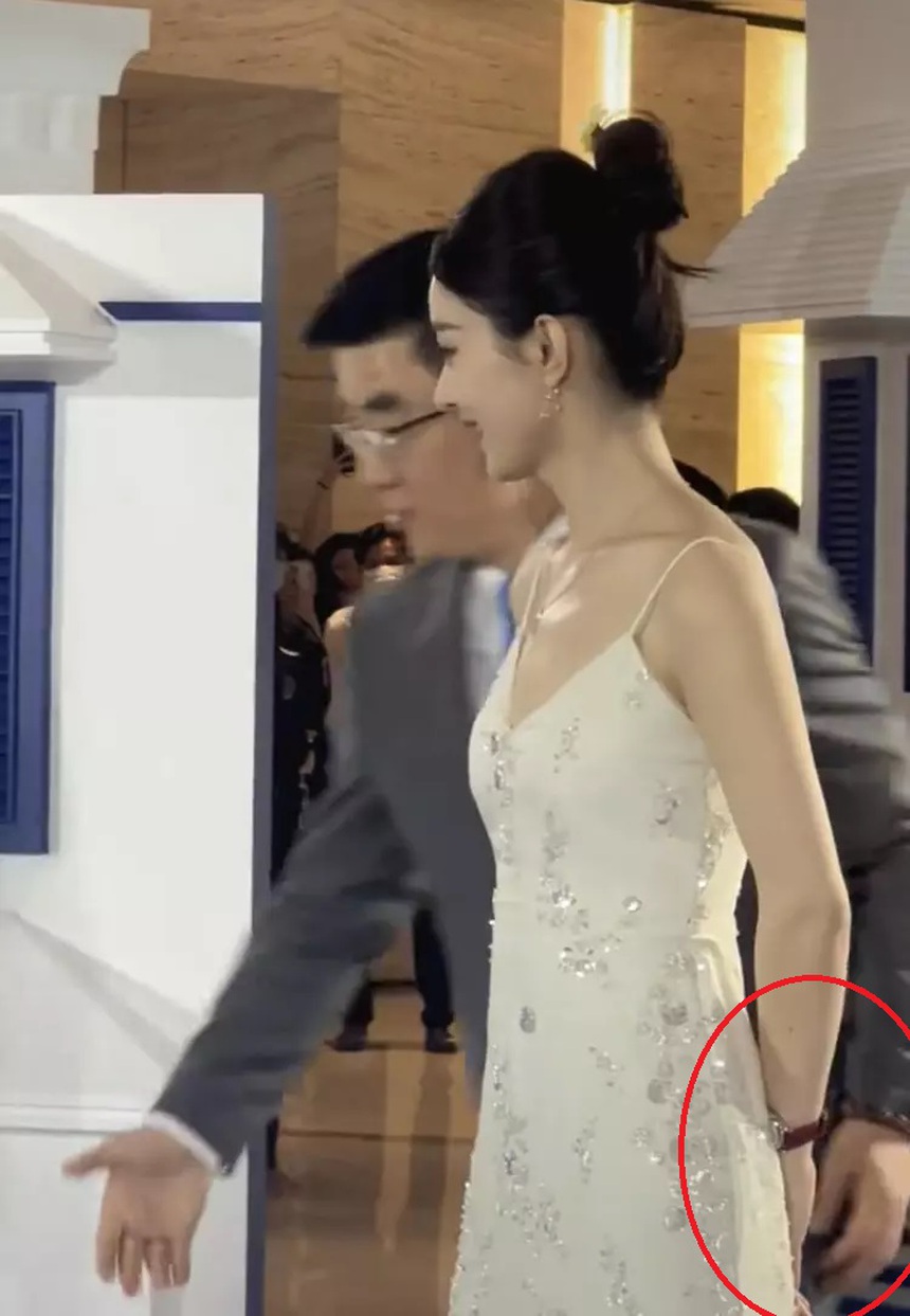 Triệu Lệ Dĩnh được khen EQ cao khi gặp tình huống nhạy cảm tại sự kiện - Ảnh 4.