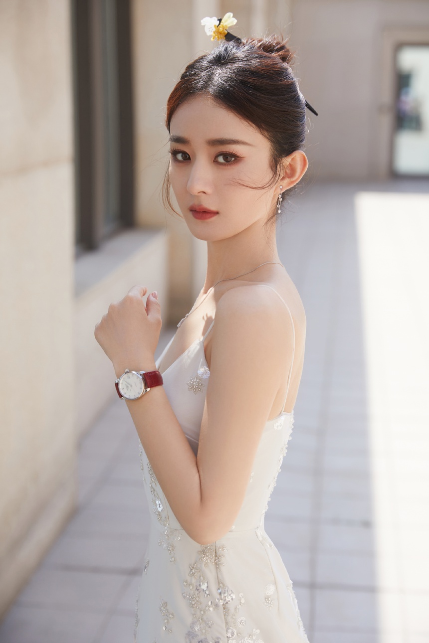 Triệu Lệ Dĩnh được khen EQ cao khi gặp tình huống nhạy cảm tại sự kiện - Ảnh 2.