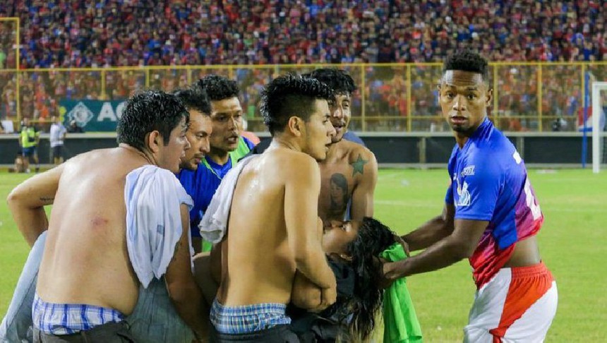 Khủng khiếp bạo loạn tại SVĐ El Salvador: 12 người chết tại chỗ, gần 100 CĐV bị thương - Ảnh 11.
