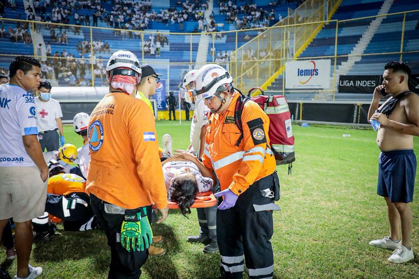 Khủng khiếp bạo loạn tại SVĐ El Salvador: 12 người chết tại chỗ, gần 100 CĐV bị thương - Ảnh 16.