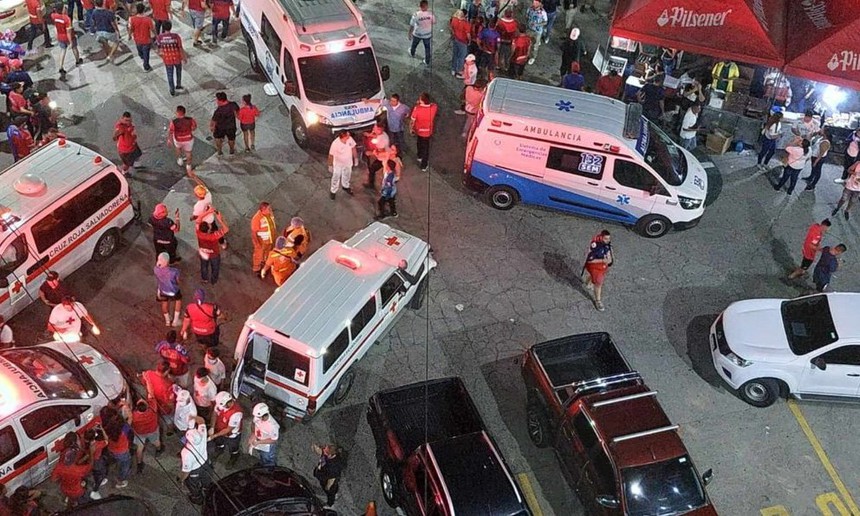 Khủng khiếp bạo loạn tại SVĐ El Salvador: 12 người chết tại chỗ, gần 100 CĐV bị thương - Ảnh 22.