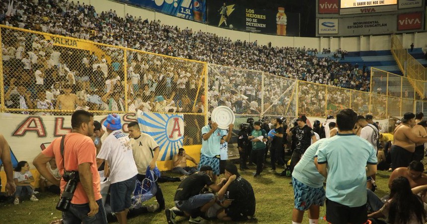 Khủng khiếp bạo loạn tại SVĐ El Salvador: 12 người chết tại chỗ, gần 100 CĐV bị thương - Ảnh 5.