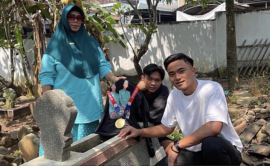 Thủ môn U22 Indonesia trên đỉnh vinh quang vẫn nhớ về cha, hành động hiếu thảo gây xúc động mạnh - Ảnh 2. Thủ môn U22 Indonesia trên đỉnh vinh quang vẫn nhớ về cha, hành động hiếu thảo gây xúc động mạnh - Ảnh 2.