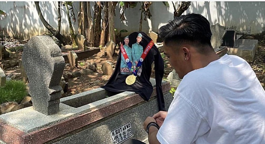 Thủ môn U22 Indonesia trên đỉnh vinh quang vẫn nhớ về cha, hành động hiếu thảo gây xúc động mạnh - Ảnh 3. Thủ môn U22 Indonesia trên đỉnh vinh quang vẫn nhớ về cha, hành động hiếu thảo gây xúc động mạnh - Ảnh 3.