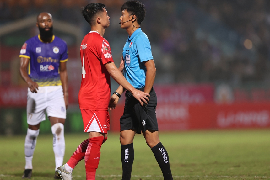 Khi V-League “tụt hạng” - Ảnh 1. Khi V-League “tụt hạng” - Ảnh 1.