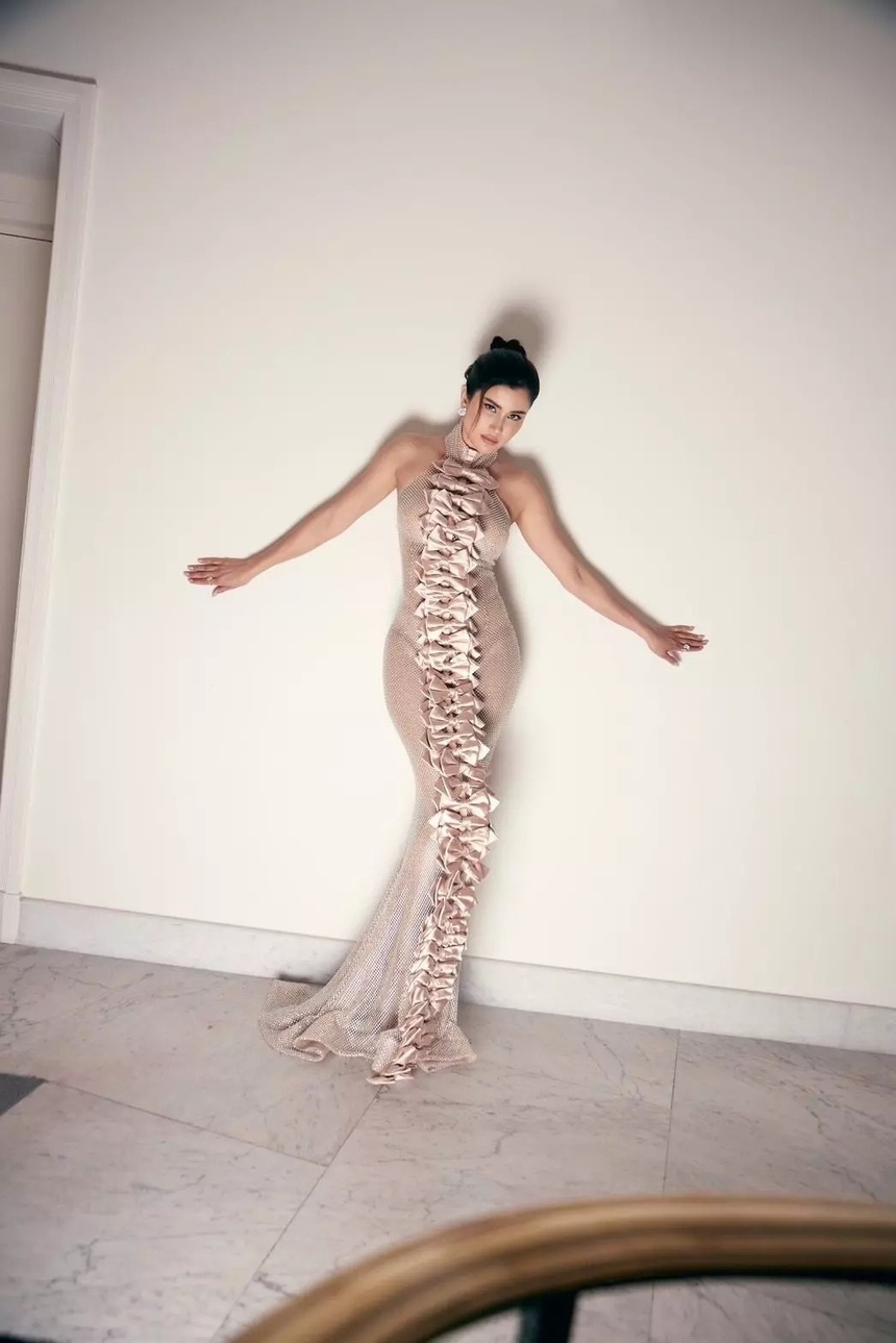 Loạt sao ‘hở bạo’ nhất thảm đỏ LHP Cannes 2023: Tình cũ Cristiano Ronaldo gây choáng, minh tinh Thái bị ‘ném đá’ - Ảnh 3.