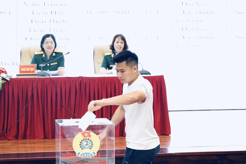 Đảng viên Bùi Tiến Dũng đứng vai thư ký Đại hội Công đoàn ở Viettel - Ảnh 5.