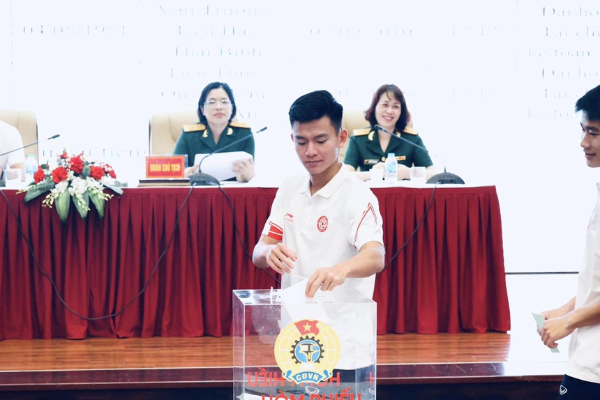 Đảng viên Bùi Tiến Dũng đứng vai thư ký Đại hội Công đoàn ở Viettel - Ảnh 6.