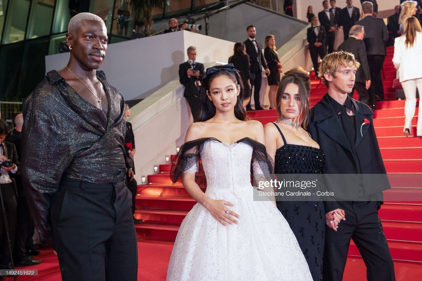 V BTS không đi thảm đỏ, Jennie Blackpink xuất hiện lộng lẫy giữa ồn ào hẹn hò - Ảnh 2.