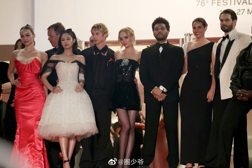 V BTS không đi thảm đỏ, Jennie Blackpink xuất hiện lộng lẫy giữa ồn ào hẹn hò - Ảnh 1.