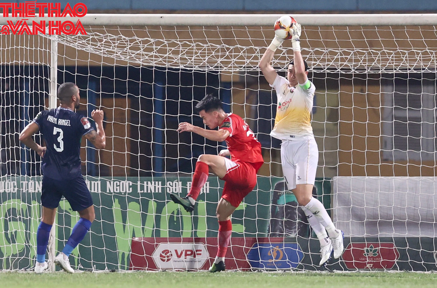 Văn Lâm bị Nhâm Mạnh Dũng chơi xấu, trọng tài phạt thẻ vàng khó ngờ - Ảnh 3.