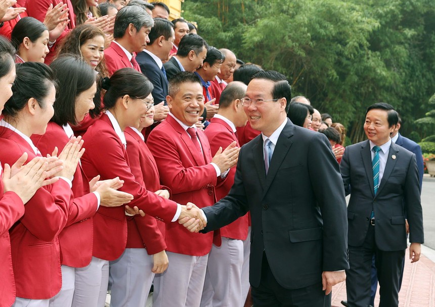 Chủ tịch nước Võ Văn Thưởng với các VĐV, HLV tiêu biểu của Đoàn Thể thao Việt Nam tại SEA Games 32. Ảnh: Thống Nhất - TTXVN