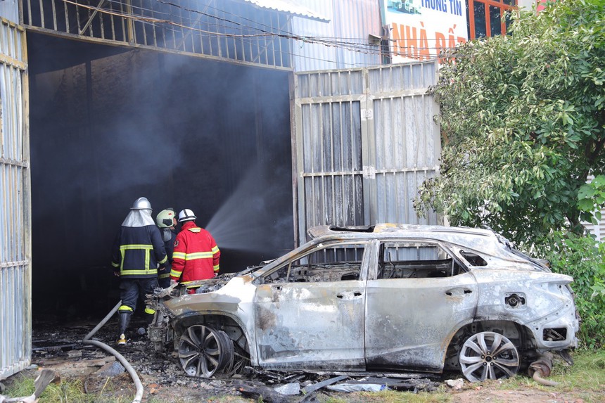 Hà Nội: Điều tra nguyên nhân đám cháy trong chợ đầu mối Đền Lừ - Ảnh 1. Hà Nội: Điều tra nguyên nhân đám cháy trong chợ đầu mối Đền Lừ - Ảnh 1.