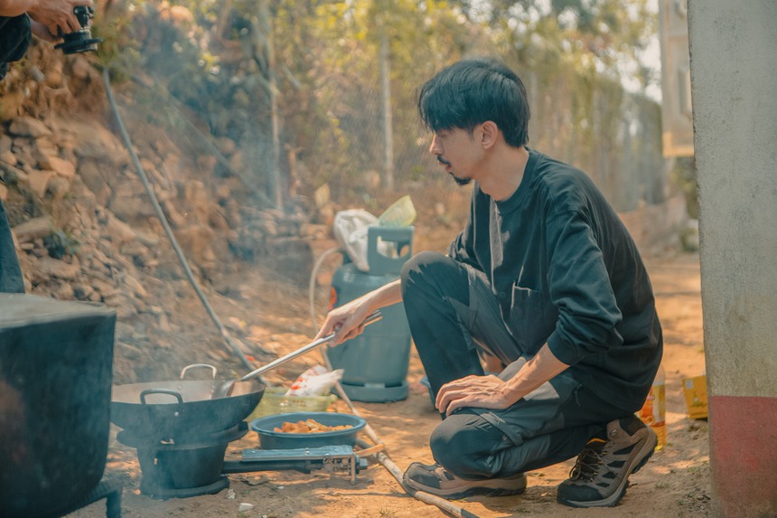 Nhạc Việt ngày nay - MV 'Nấu ăn cho em': 'Trend' miền núi kiểu… Đen Vâu! - Ảnh 1.