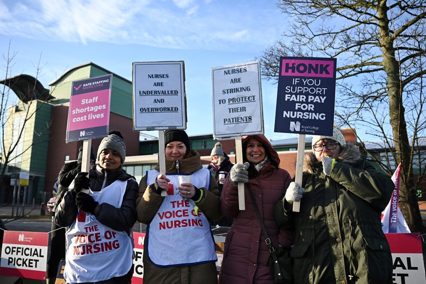 Bác sỹ trẻ ở Anh tiếp tục đình công đòi tăng lương - Ảnh 1.