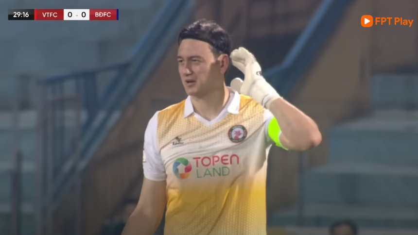 Nhâm Mạnh Dũng thoát thẻ sau khi xấu chơi Văn Lâm - Ảnh 3.