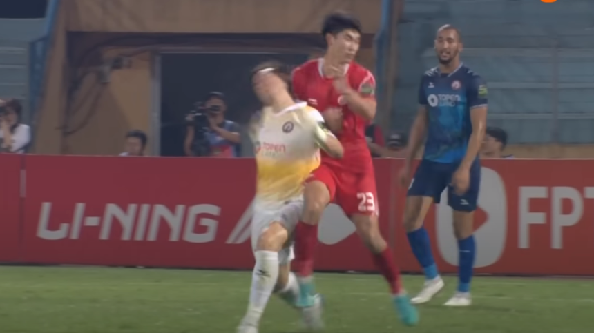 Nhâm Mạnh Dũng thoát thẻ sau khi xấu chơi Văn Lâm - Ảnh 1.