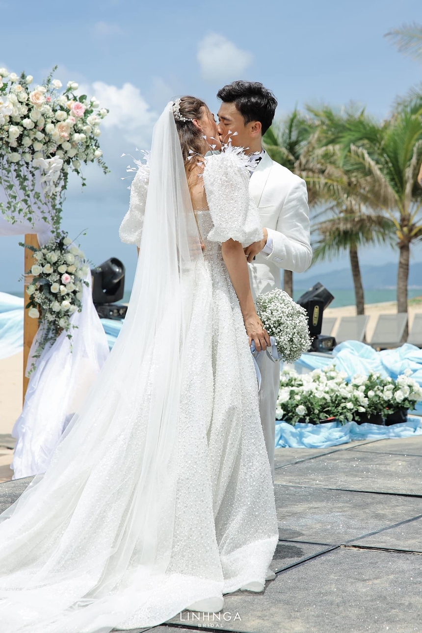 Thủ môn Bùi Tiến Dũng kỉ niệm 1 năm ngày cưới vợ siêu mẫu Ucraina: Đường tình thăng hoa, đường sự nghiệp trắc trở - Ảnh 4.