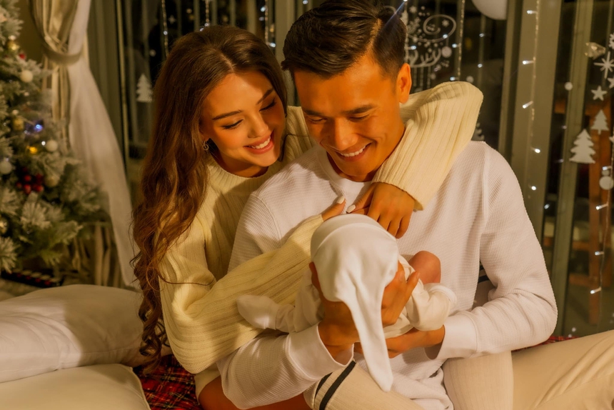 Vợ chồng Bùi Tiến Dũng đón con trai đầu lòng Danil hôm 25/11/2022. Thủ thành gốc Thanh Hóa tiết lộ bà xã phải mổ cấp cứu để sinh con bởi bác sĩ phát hiện có những dấu hiệu bất thường, có thể gây nguy hiểm khi sinh tự nhiên.