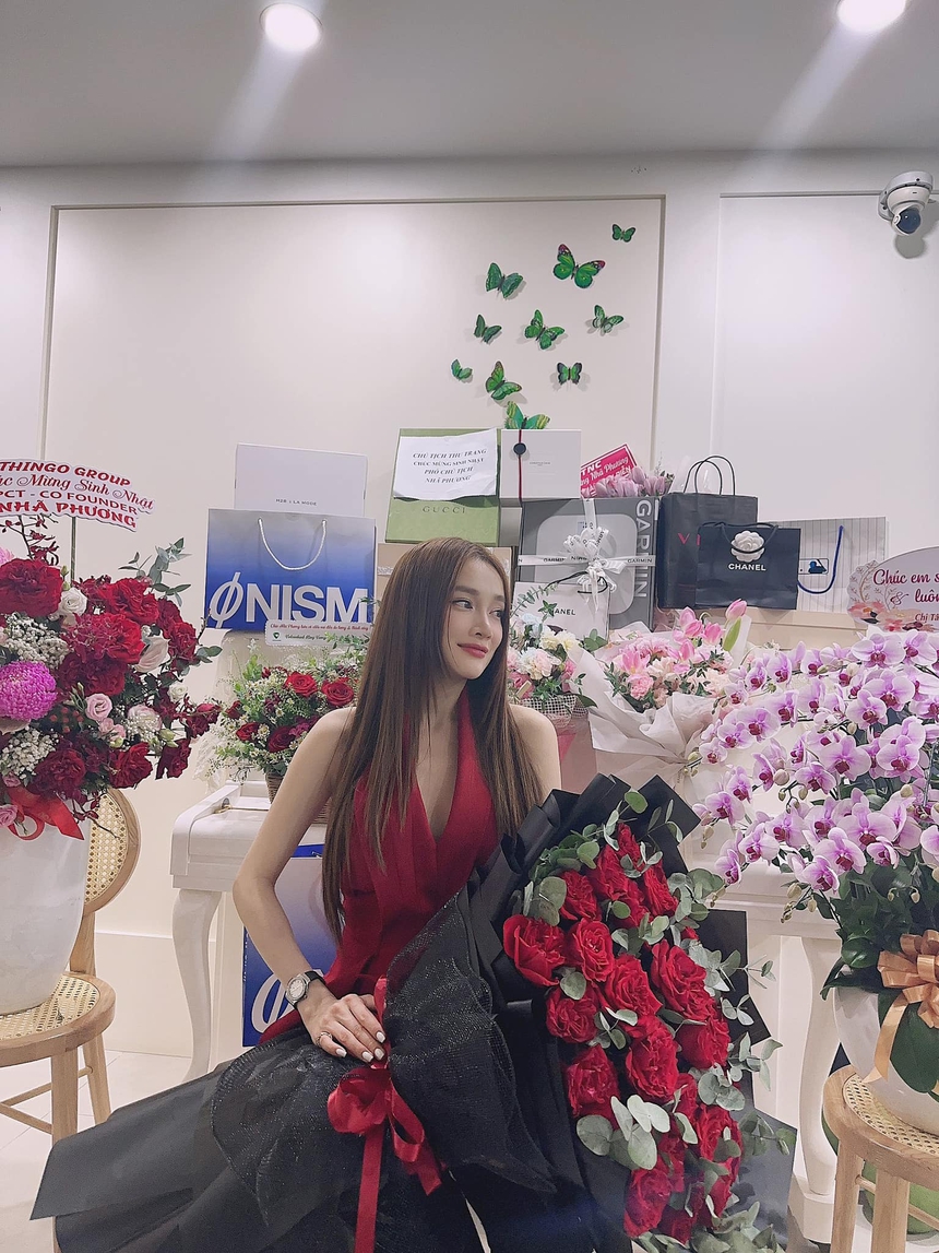 Mẹ bầu Nhã Phương khoe ảnh đón sinh nhật, người khen đẹp, kẻ chê quá gầy - Ảnh 3.