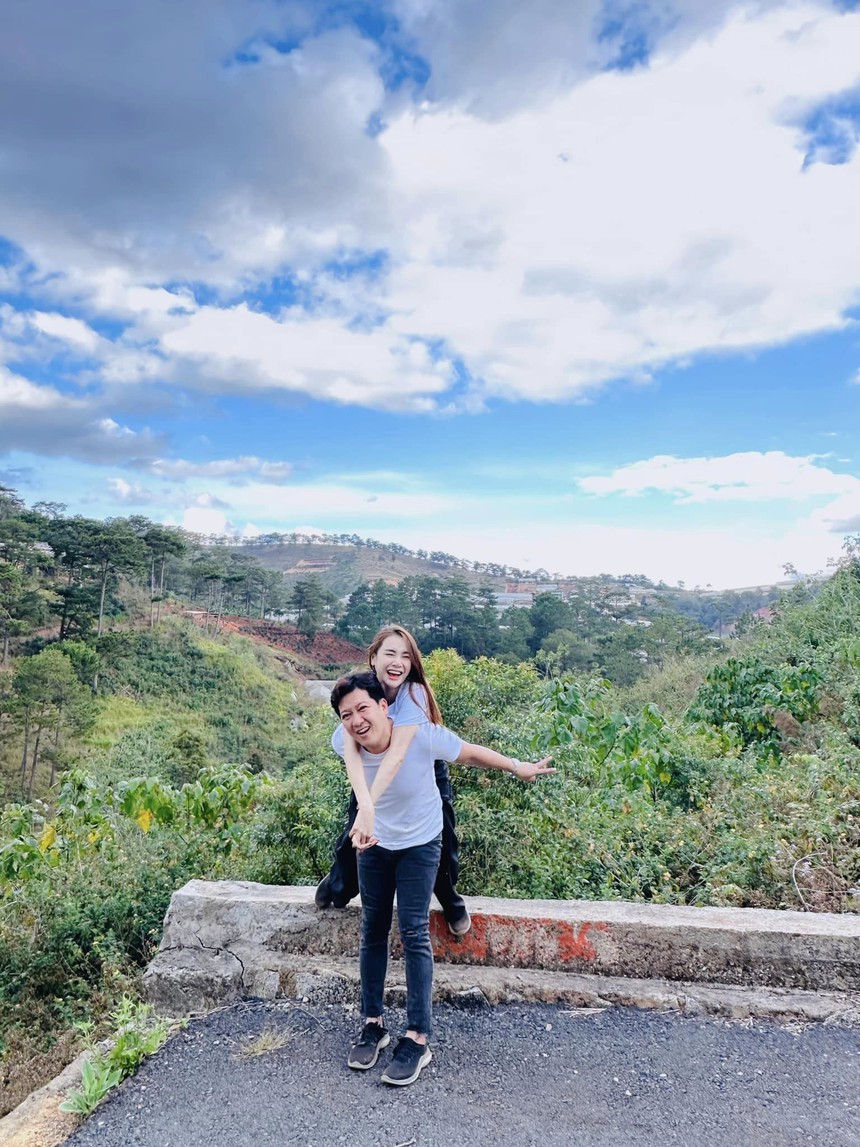 Mẹ bầu Nhã Phương khoe ảnh đón sinh nhật, người khen đẹp, kẻ chê quá gầy - Ảnh 1.