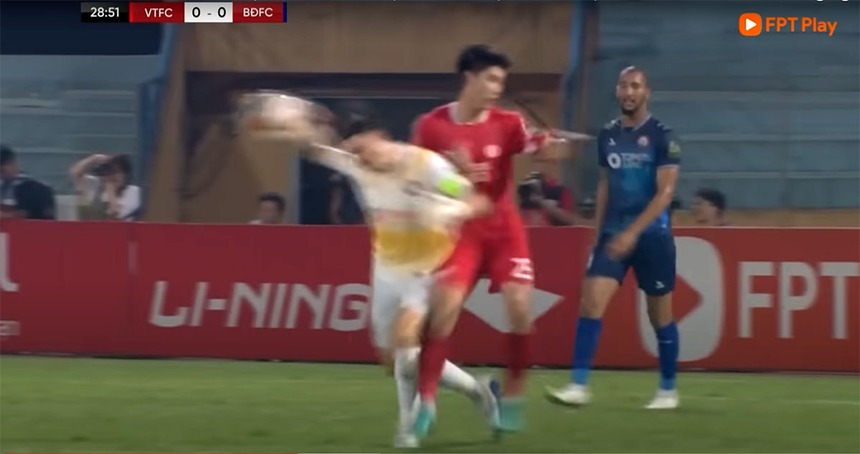 Nhâm Mạnh Dũng chơi xấu Văn Lâm, còn thô bạo hơn cả Văn Quyết - Ảnh 3.