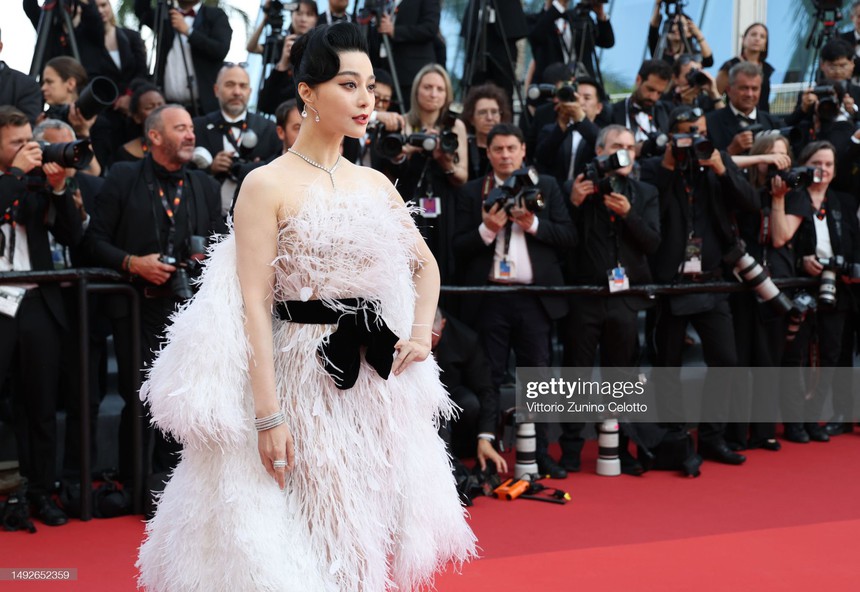 Phạm Băng Băng tiếp tục sải bước tại thảm đỏ Cannes với mẹ tỷ phú Elon Musk - Ảnh 2. Phạm Băng Băng tiếp tục sải bước tại thảm đỏ Cannes với mẹ tỷ phú Elon Musk - Ảnh 2.