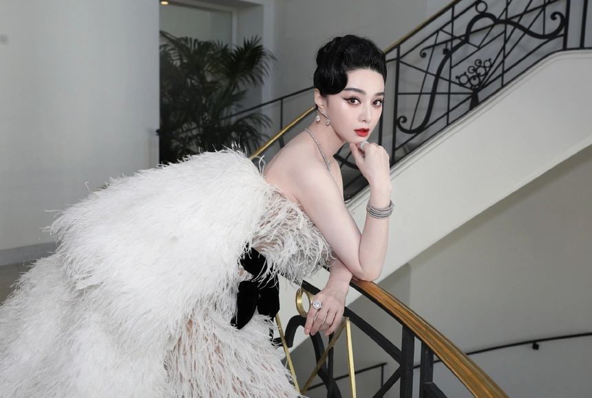 Phạm Băng Băng tiếp tục sải bước tại thảm đỏ Cannes với mẹ tỷ phú Elon Musk - Ảnh 1. Phạm Băng Băng tiếp tục sải bước tại thảm đỏ Cannes với mẹ tỷ phú Elon Musk - Ảnh 1.