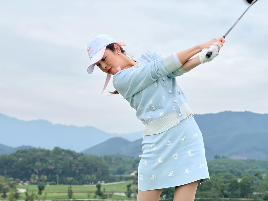 Jennifer Phạm : Hoa hậu mê golf, biến sân cỏ thành sàn diễn thời trang, tôn đường cong ai nấy phải trầm trồ - Ảnh 22.