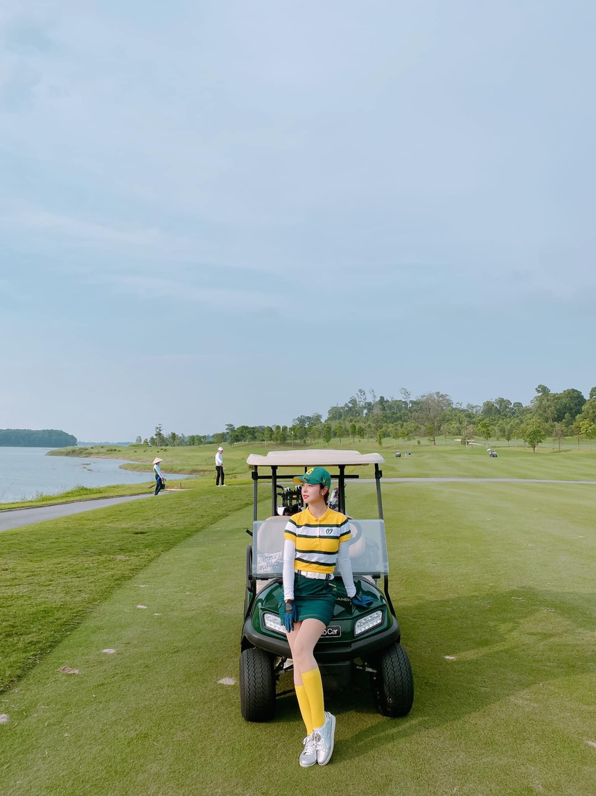 Jennifer Phạm : Hoa hậu mê golf, biến sân cỏ thành sàn diễn thời trang, tôn đường cong ai nấy phải trầm trồ - Ảnh 29.