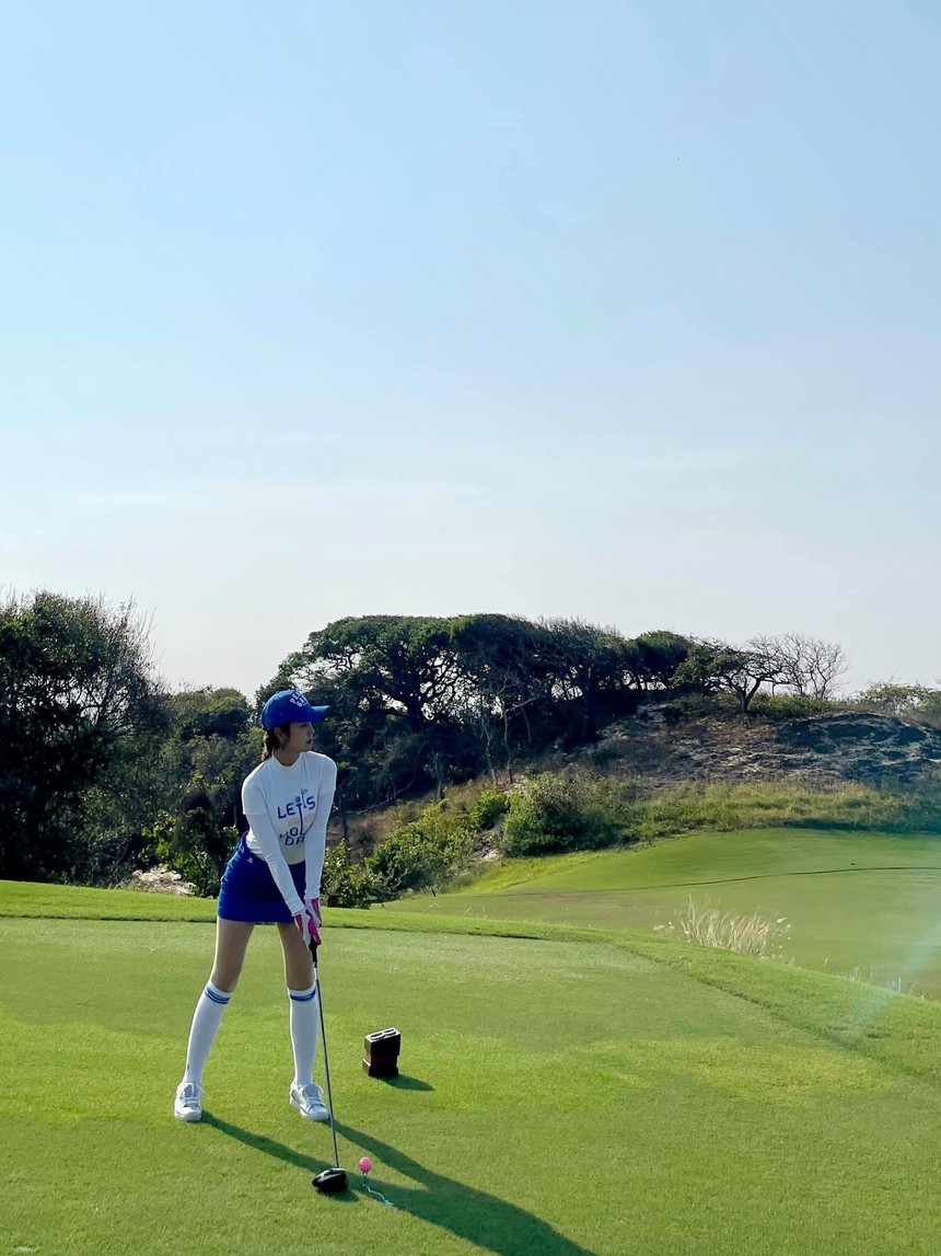 Jennifer Phạm : Hoa hậu mê golf, biến sân cỏ thành sàn diễn thời trang, tôn đường cong ai nấy phải trầm trồ - Ảnh 23.