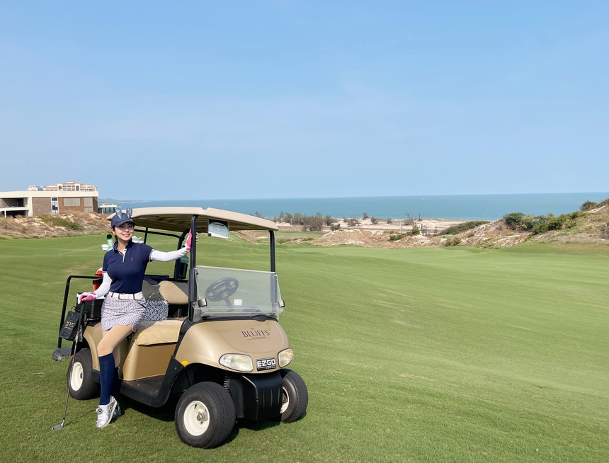 Jennifer Phạm : Hoa hậu mê golf, biến sân cỏ thành sàn diễn thời trang, tôn đường cong ai nấy phải trầm trồ - Ảnh 17.
