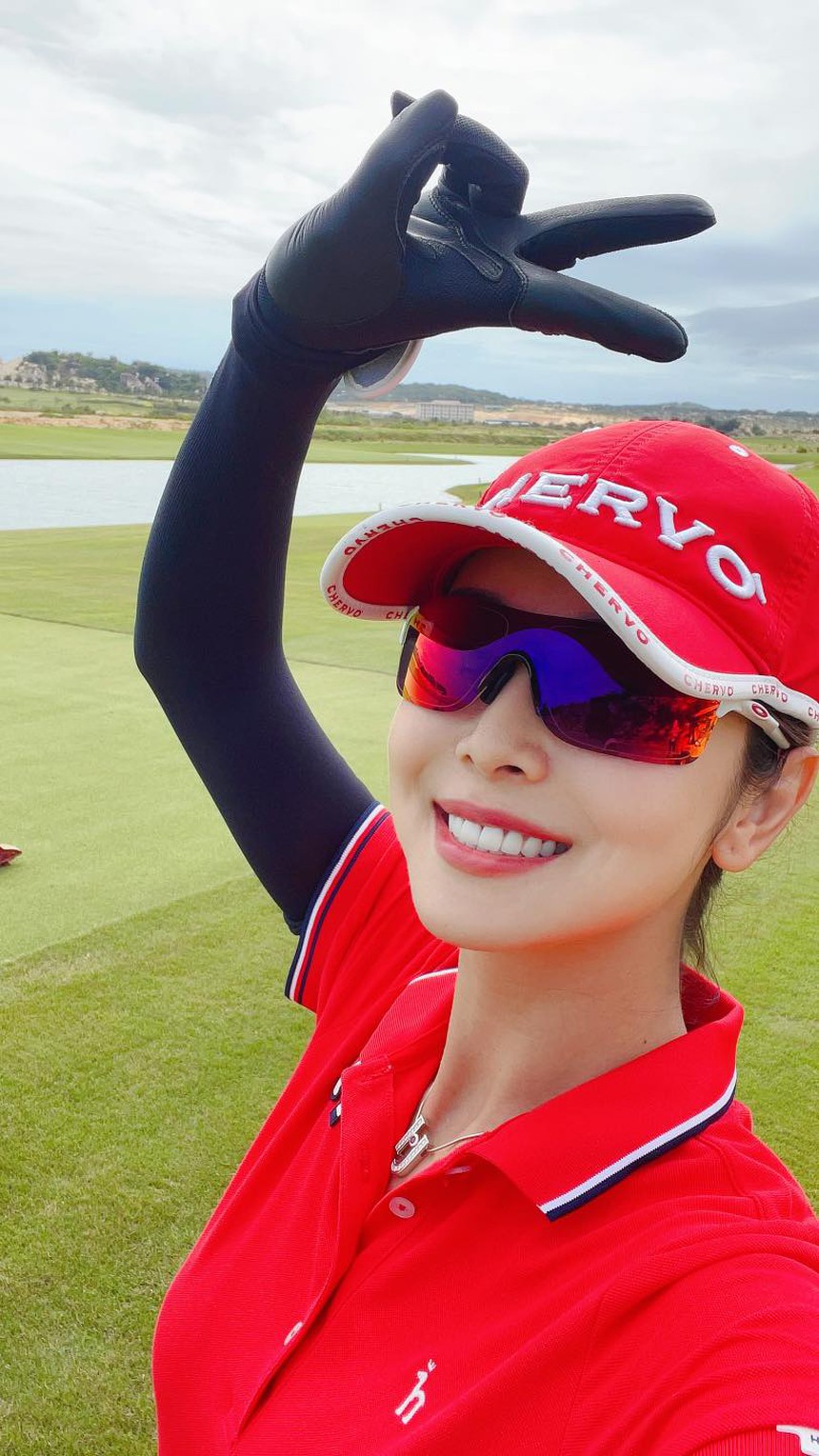 Jennifer Phạm : Hoa hậu mê golf, biến sân cỏ thành sàn diễn thời trang, tôn đường cong ai nấy phải trầm trồ - Ảnh 24.