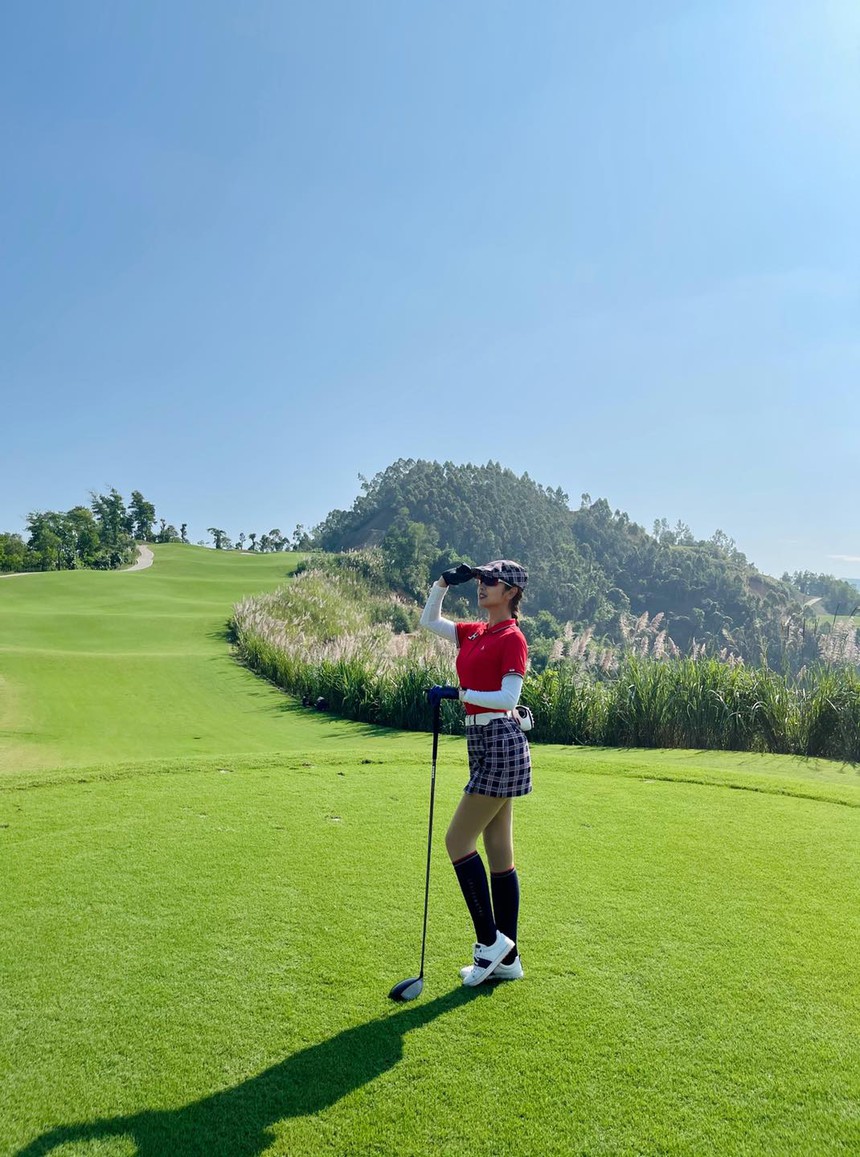 Jennifer Phạm : Hoa hậu mê golf, biến sân cỏ thành sàn diễn thời trang, tôn đường cong ai nấy phải trầm trồ - Ảnh 27.