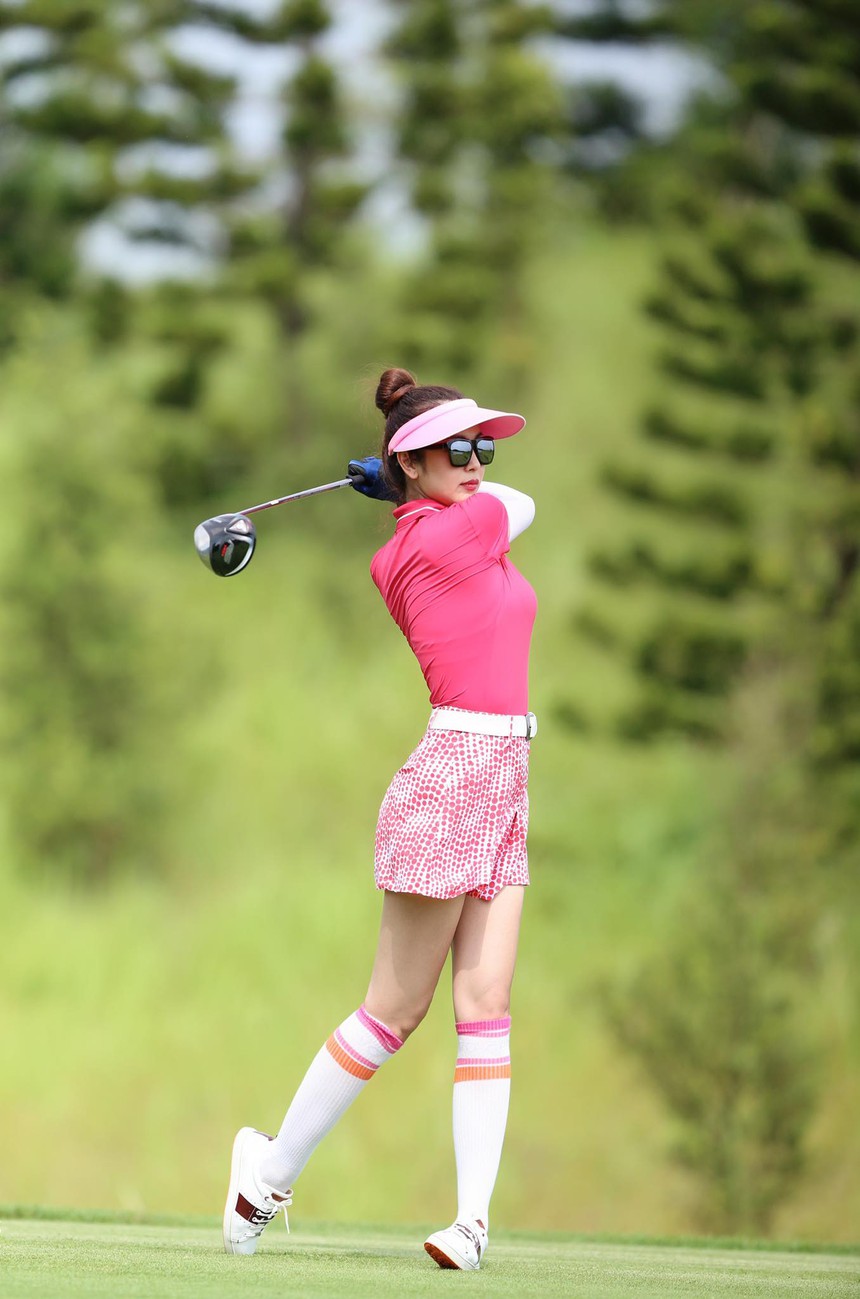 Jennifer Phạm : Hoa hậu mê golf, biến sân cỏ thành sàn diễn thời trang, tôn đường cong ai nấy phải trầm trồ - Ảnh 19.