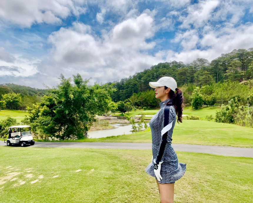 Jennifer Phạm : Hoa hậu mê golf, biến sân cỏ thành sàn diễn thời trang, tôn đường cong ai nấy phải trầm trồ - Ảnh 6.