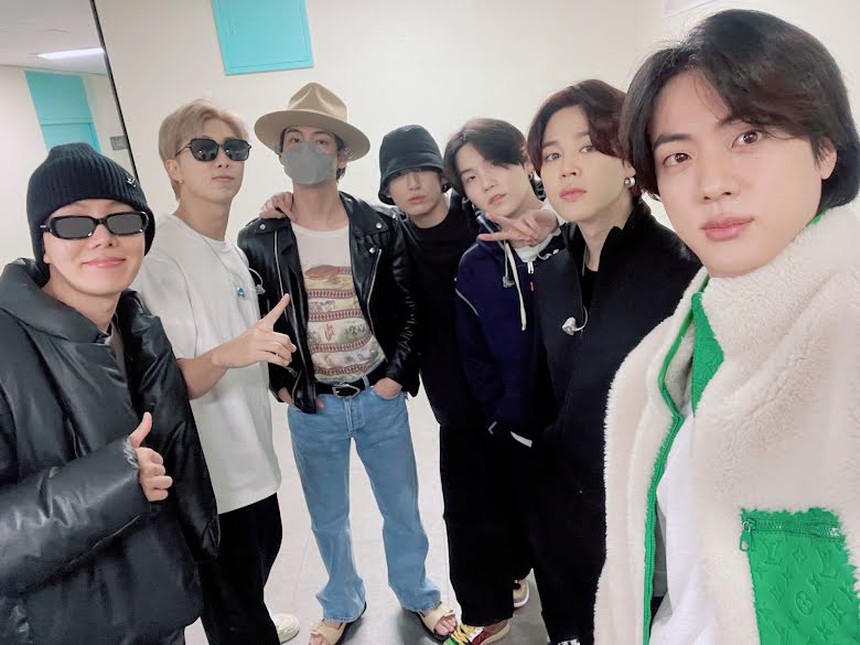 Đang lập kỷ lục với tour diễn solo, Suga BTS lại tiết lộ kế hoạch nghỉ hưu trong tương lai - Ảnh 5. Đang lập kỷ lục với tour diễn solo, Suga BTS lại tiết lộ kế hoạch nghỉ hưu trong tương lai - Ảnh 5.