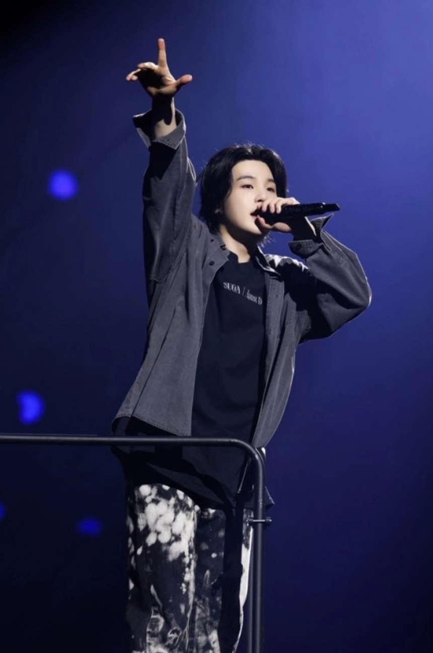 Đang lập kỷ lục với tour diễn solo, Suga BTS lại tiết lộ kế hoạch nghỉ hưu trong tương lai - Ảnh 1. Đang lập kỷ lục với tour diễn solo, Suga BTS lại tiết lộ kế hoạch nghỉ hưu trong tương lai - Ảnh 1.