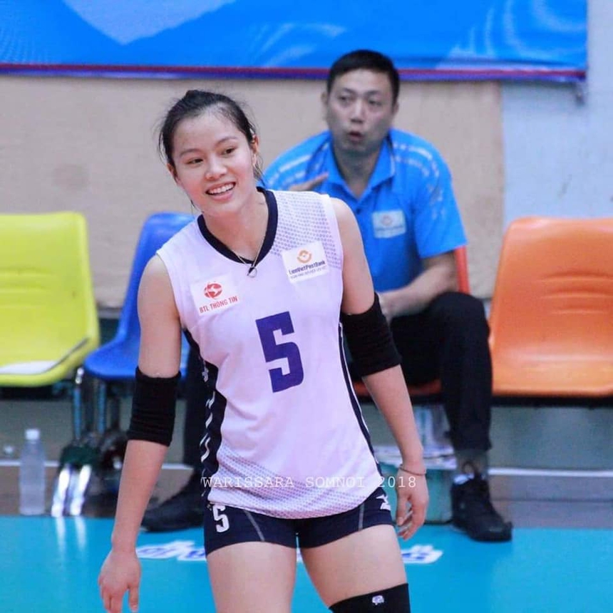 Nhan sắc Phạm Thị Huệ, chủ công 'nấm lùn' giã từ bóng chuyền sau 13 năm gắn bó - Ảnh 4. Nhan sắc Phạm Thị Huệ, chủ công 'nấm lùn' giã từ bóng chuyền sau 13 năm gắn bó - Ảnh 4.