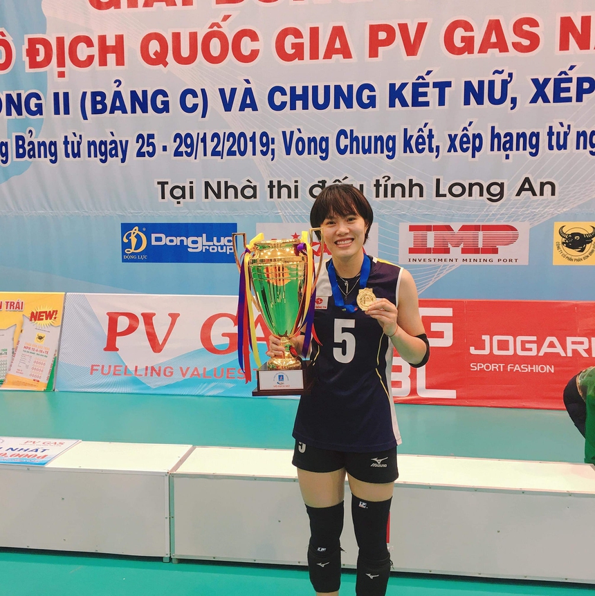 Nhan sắc Phạm Thị Huệ, chủ công 'nấm lùn' giã từ bóng chuyền sau 13 năm gắn bó - Ảnh 7. Nhan sắc Phạm Thị Huệ, chủ công 'nấm lùn' giã từ bóng chuyền sau 13 năm gắn bó - Ảnh 7.